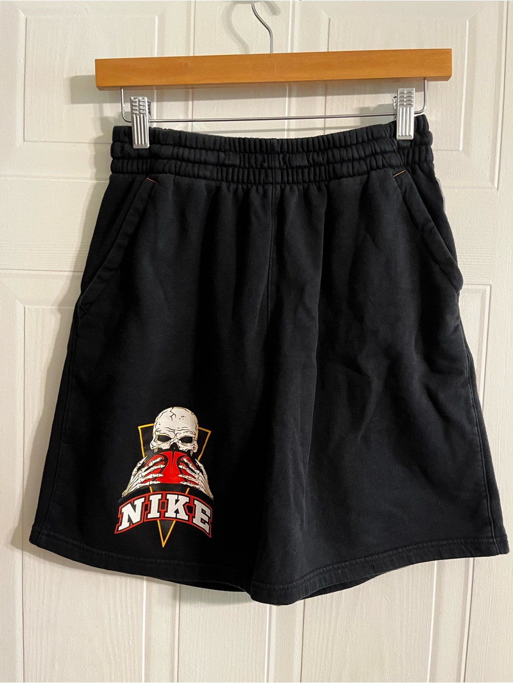 NIKE BOY’S NSW CLUB FRENZY COTTON BASKETBALL SHORTS - SIZE XL